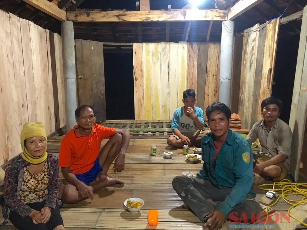 Người dân vui mừng khi anh Dũng hỗ trợ dựng nhà mới sau khi nhà cũ bị sập. Ảnh: NVCC