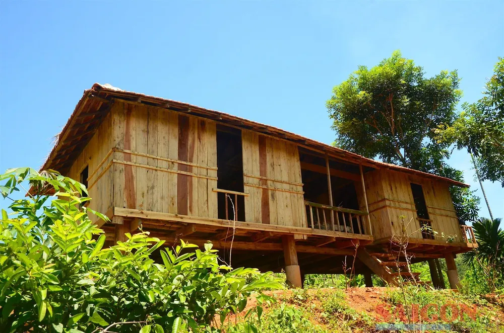 Anh Dũng dựng những nhà sàn đầu tiên trên xóm Ra Lung. Ảnh: NVCC