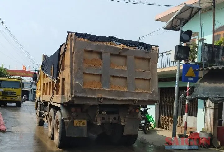 Xe chở đất che chắn sơ sài, vương vãi trên đường, bụi bay vào nhà dân Xe chở đất che chắn sơ sài, vương vãi trên đường, bụi bay vào nhà dân