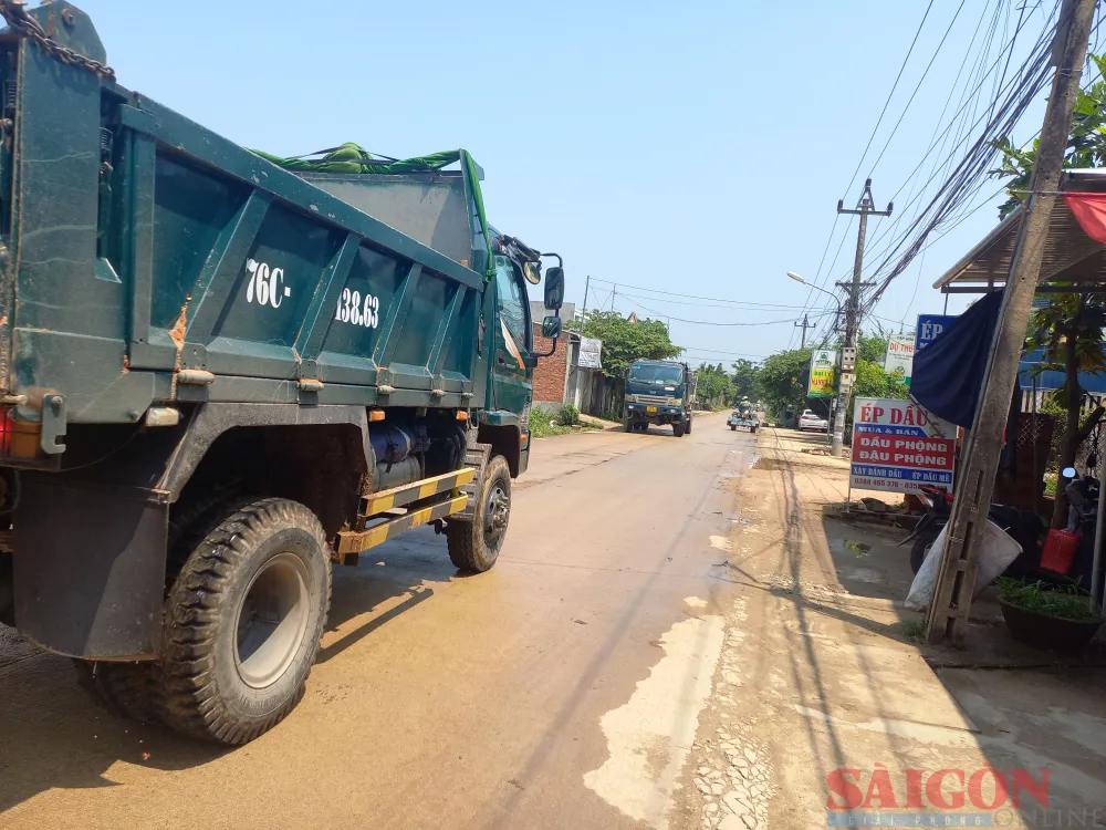 Những xe tải vào ra khu vực đường ĐH 530 qua mỏ đất Tịnh Châu. Ảnh: NGUYỄN TRANG Những xe tải vào ra khu vực đường ĐH 530 qua mỏ đất Tịnh Châu. Ảnh: NGUYỄN TRANG