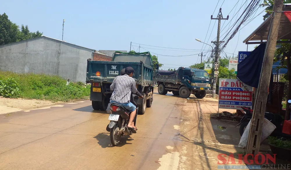 Những chiếc xe tải chạy vào mỏ đất. Ảnh: NGUYỄN TRANG Những chiếc xe tải chạy vào mỏ đất. Ảnh: NGUYỄN TRANG