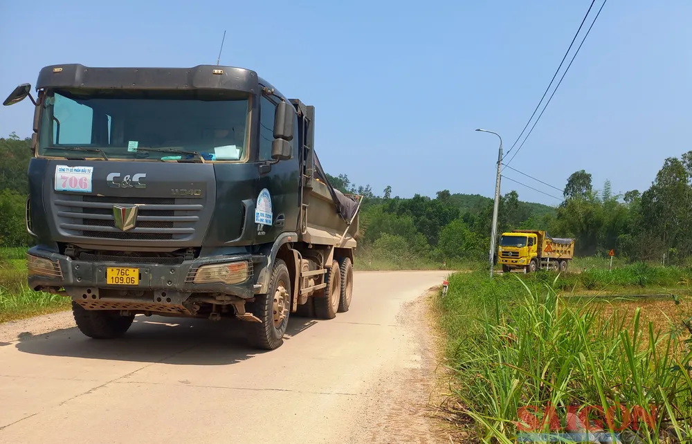 Các xe tải chở đất từ mỏ đất trên xã Tịnh Châu. Ảnh: NGUYỄN TRANG Các xe tải chở đất từ mỏ đất trên xã Tịnh Châu. Ảnh: NGUYỄN TRANG