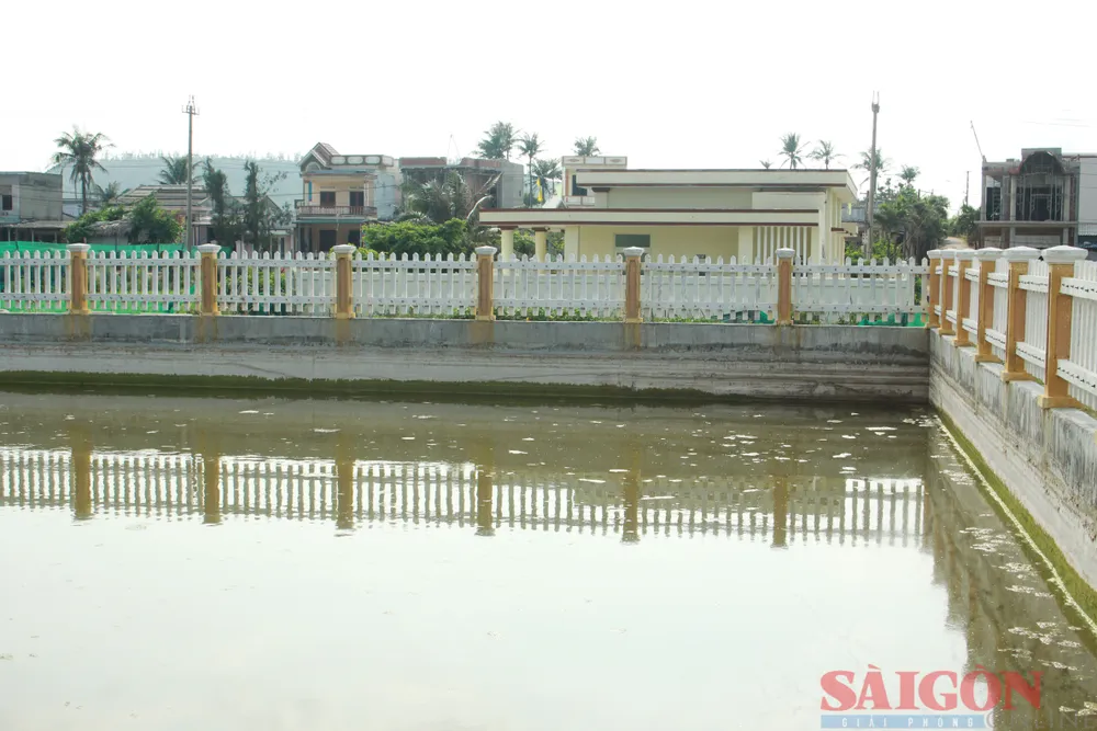 Một công trình trữ nước mưa của huyện Lý Sơn đang cấp nước tưới cho người dân nhưng đã cạn. Ảnh: NGUYỄN TRANG Một công trình trữ nước mưa của huyện Lý Sơn đang cấp nước tưới cho người dân nhưng đã cạn. Ảnh: NGUYỄN TRANG