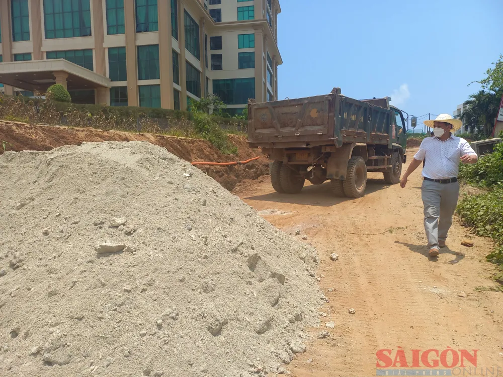 Việc khan hiếm cát làm chậm tiến độ các công trình đang thi công trên đảo. Ảnh: NGUYỄN TRANG Việc khan hiếm cát làm chậm tiến độ các công trình đang thi công trên đảo. Ảnh: NGUYỄN TRANG