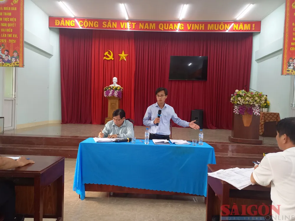 Ông Ung Đình Hiền, Phó Chủ tịch UBND huyện Bình Sơn, giải đáp những thắc mắc người dân về việc 25 năm qua, người dân chưa được cấp sổ đỏ. Ảnh: NGUYỄN TRANG