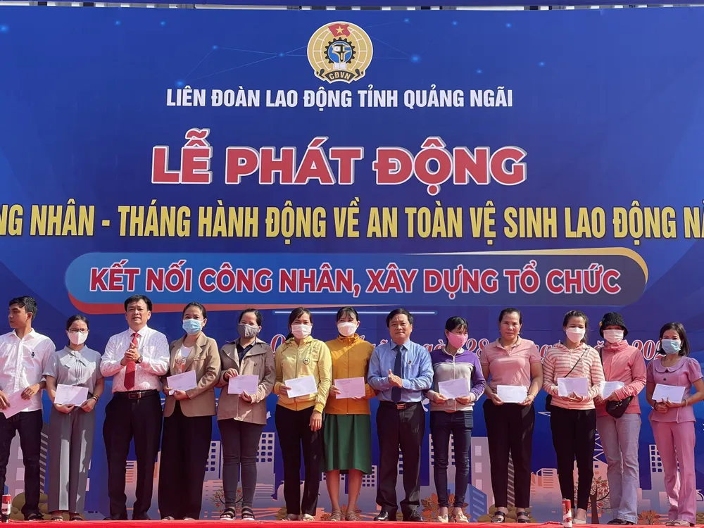 Tặng quà cho đoàn viên, công nhân, lao động có hoàn cảnh khó khăn, bị tai nạn lao động