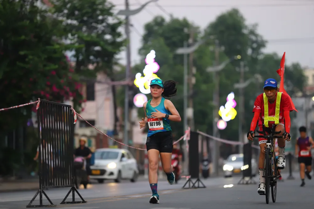 Một vận động viên nữ đang nỗ lực hoàn thành chặng đường Một vận động viên nữ đang nỗ lực hoàn thành chặng đường