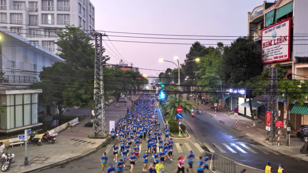 Các vận động viên chạy qua những tuyến đường thành phố Quảng Ngãi Các vận động viên chạy qua những tuyến đường thành phố Quảng Ngãi