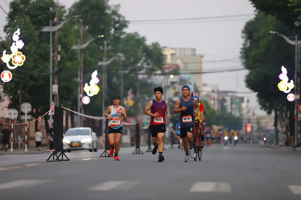 Các vận động viên nỗ lực trên đường chạy Các vận động viên nỗ lực trên đường chạy