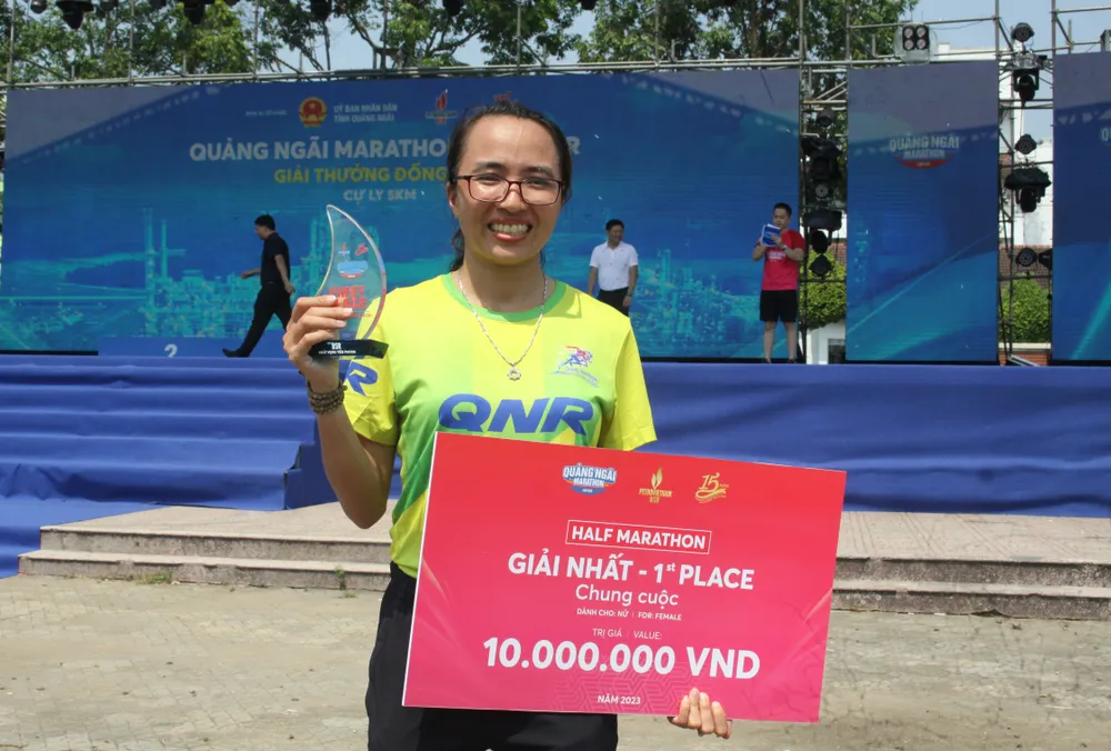 "Nữ hoàng chân đất" Phạm Thị Bình nhận giải vô địch cự ly 21km dành cho nữ. Ảnh: NGUYỄN TRANG "Nữ hoàng chân đất" Phạm Thị Bình nhận giải vô địch cự ly 21km dành cho nữ. Ảnh: NGUYỄN TRANG