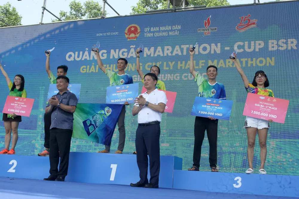 Giải chung cuộc vô địch là 2 cái tên quen thuộc Lý Nhân Tín và Phạm Thị Bình. Ảnh: NGUYỄN TRANG Giải chung cuộc vô địch là 2 cái tên quen thuộc Lý Nhân Tín và Phạm Thị Bình. Ảnh: NGUYỄN TRANG