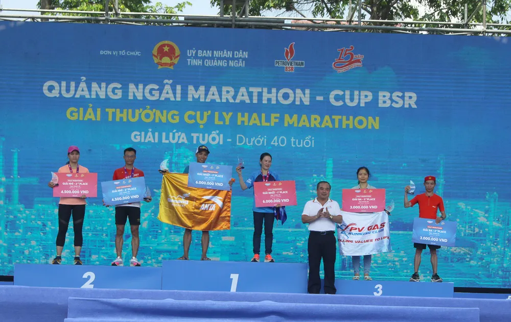 Trao giải thưởng các cự ly theo lứa tuổi tham gia. Ảnh: NGUYỄN TRANG Trao giải thưởng các cự ly theo lứa tuổi tham gia. Ảnh: NGUYỄN TRANG