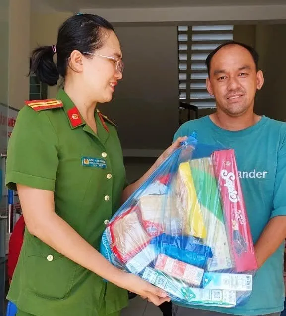 Công an hỗ trợ anh Hải để anh lên đường về nhà. Công an hỗ trợ anh Hải để anh lên đường về nhà.