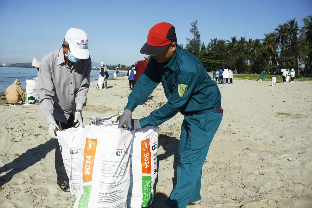Rất đông các lực lượng địa phương và người dân tham gia thu gom rác thải trên biển