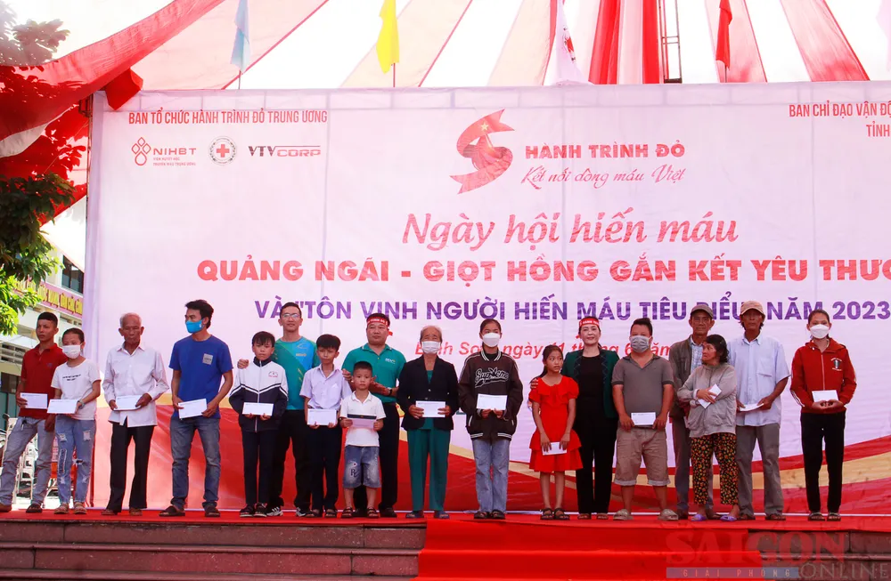 Ban tổ chức trao tặng quà cho các hoàn cảnh khó khăn và bệnh nhân mắc các bệnh về máu. Ảnh: NGUYỄN TRANG Ban tổ chức trao tặng quà cho các hoàn cảnh khó khăn và bệnh nhân mắc các bệnh về máu. Ảnh: NGUYỄN TRANG