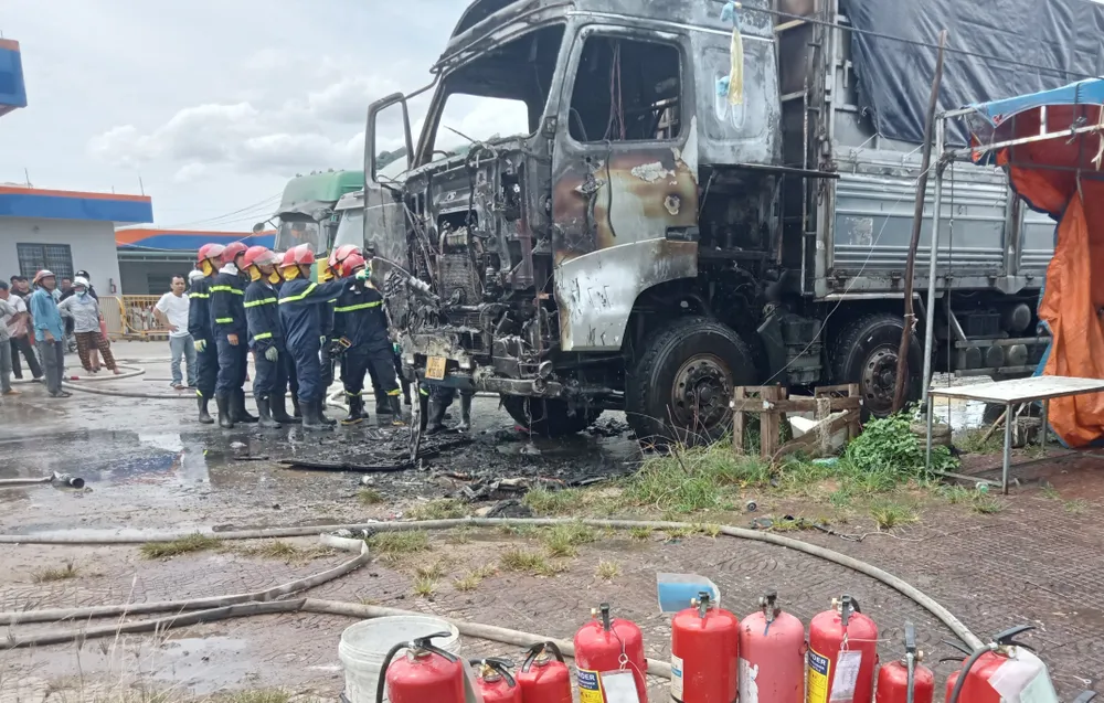 Hiện trường xe tải sau khi đám cháy được dập tắt
