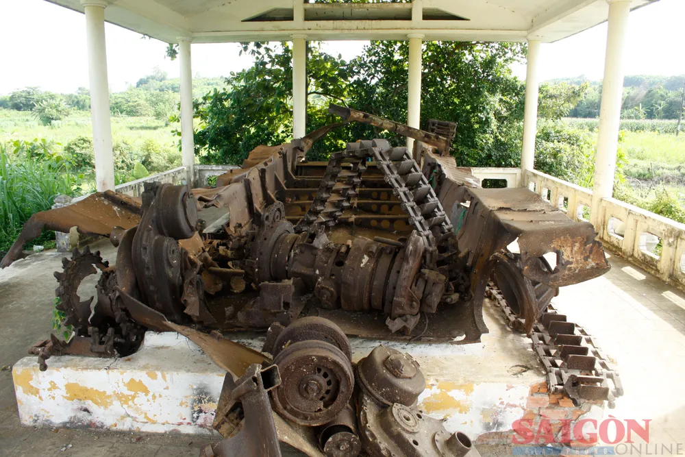 Sau hơn 40 năm, xe bọc thép lội nước chỉ còn là sắt vụn do không được tu sửa, công trình nhà bảo vệ cũng xuống cấp, hư hỏng. Ảnh: NGUYỄN TRANG