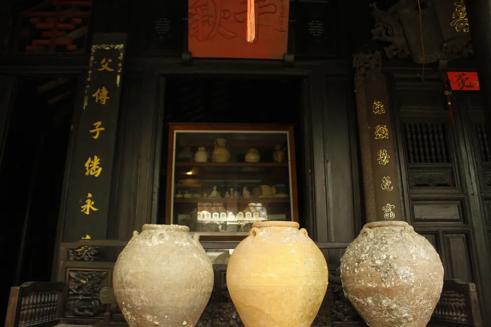 Kiến trúc nhà cổ và những cổ vật được ông Xênh sưu tầm. Ảnh: NGUYỄN TRANG