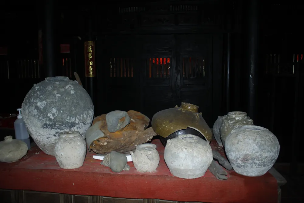 Những mảnh vỡ được sưu tầm. Ảnh: NGUYỄN TRANG