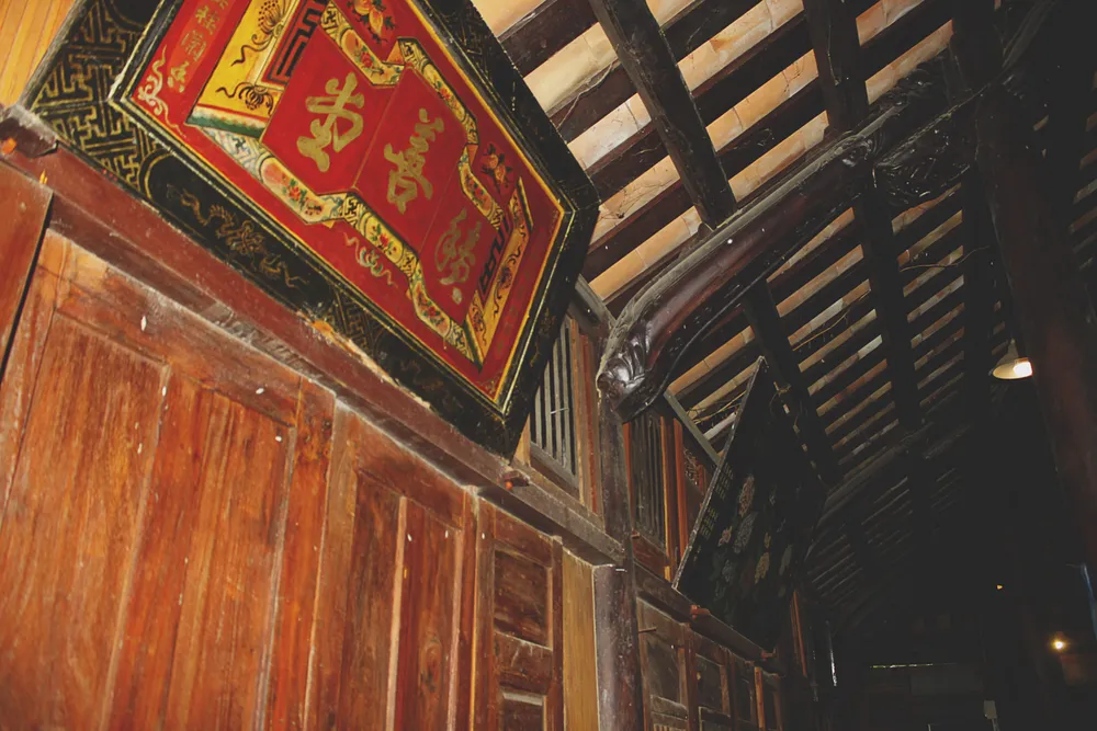 Những bức hoành phi được treo trong ngôi nhà cổ. Ảnh: NGUYỄN TRANG