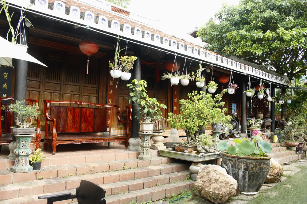 Mỗi tấm gỗ, viên gạch đều do ông Xênh cất công sưu tầm, tìm kiếm. Ảnh: NGUYỄN TRANG