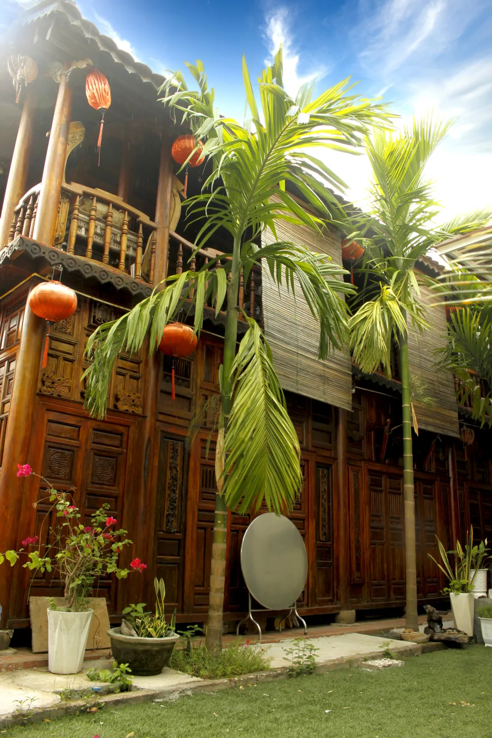 Ông Xênh đã tu sửa, xây dựng kiên cố ngôi nhà rường lầu này. Ảnh: NGUYỄN TRANG