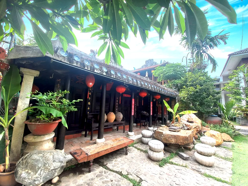 Những đội thợ chuyên nghiệp phục dựng nhà cổ đồng hành cùng ông Xênh nhiều năm liền. Ảnh: NGUYỄN TRANG