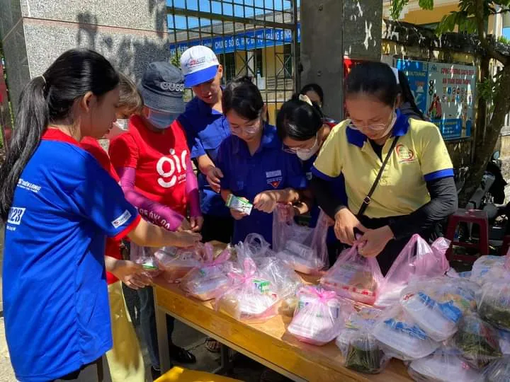 Nhóm thiện nguyện Từ Tâm Trà Bồng hỗ trợ các suất cơm trưa cho thí sinh có hoàn cảnh khó khăn. Ảnh: NGUYỄN TRANG