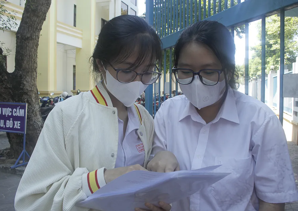 Trong nghị luận cân bằng cảm xúc, các thí sinh thoải mái trình bày suy nghĩ bản thân về cân bằng cảm xúc thế hệ gen Z. Ảnh: NGUYỄN TRANG Trong nghị luận cân bằng cảm xúc, các thí sinh thoải mái trình bày suy nghĩ bản thân về cân bằng cảm xúc thế hệ gen Z. Ảnh: NGUYỄN TRANG