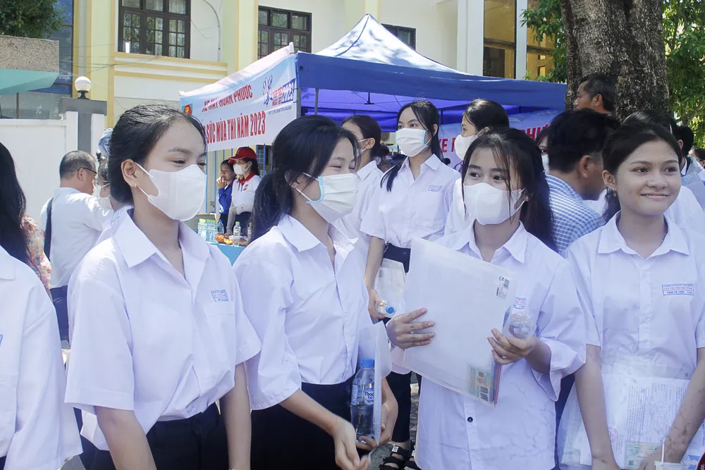 Các thí sinh trao đổi sau giờ thi môn Ngữ văn. Ảnh: NGUYỄN TRANG Các thí sinh trao đổi sau giờ thi môn Ngữ văn. Ảnh: NGUYỄN TRANG