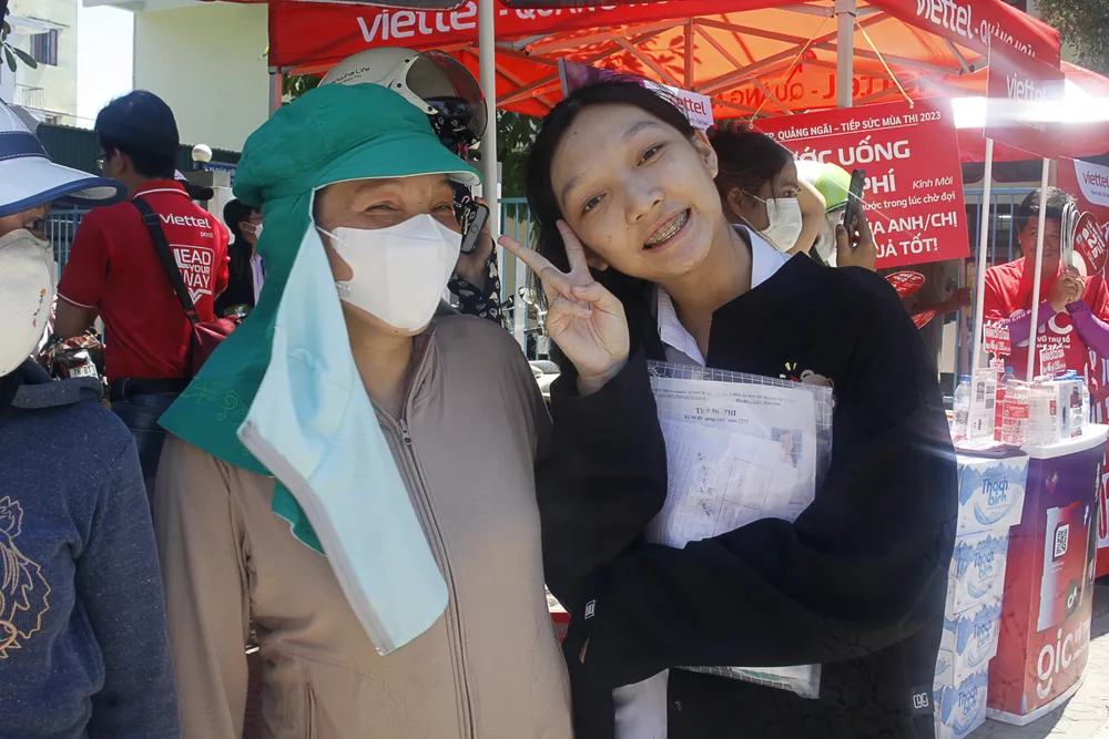 Phụ huynh đến đón con tại điểm thi trường THPT Trần Quốc Tuấn. Ảnh: NGUYỄN TRANG Phụ huynh đến đón con tại điểm thi trường THPT Trần Quốc Tuấn. Ảnh: NGUYỄN TRANG