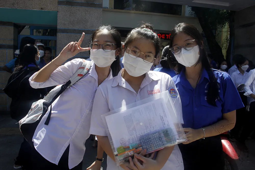 Các thí sinh vui vẻ sau kết thúc môn thi đầu tiên. Ảnh: NGUYỄN TRANG Các thí sinh vui vẻ sau kết thúc môn thi đầu tiên. Ảnh: NGUYỄN TRANG