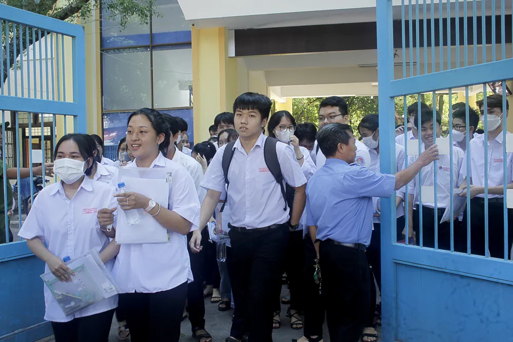 Các thí sinh tại điểm thi trường THPT Trần Quốc Tuấn, TP Quảng Ngãi, rời phòng thi sau môn Ngữ văn. Ảnh: NGUYỄN TRANG Các thí sinh tại điểm thi trường THPT Trần Quốc Tuấn, TP Quảng Ngãi, rời phòng thi sau môn Ngữ văn. Ảnh: NGUYỄN TRANG