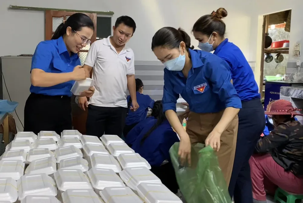 Tại Tỉnh đoàn Quảng Ngãi, các cán bộ đoàn chuẩn bị suất ăn miễn phí tiếp sức các thí sinh. Ảnh: TỈNH ĐOÀN QUẢNG NGÃI