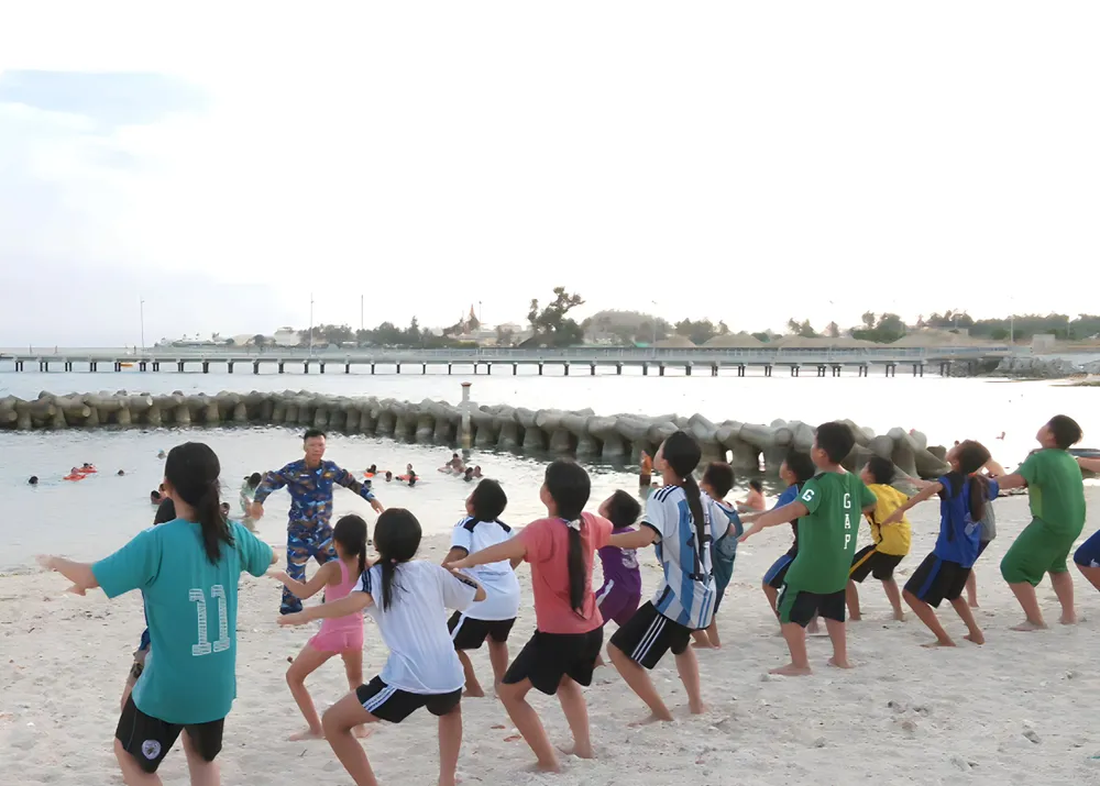 Các em rất hào hứng tham gia học bơi