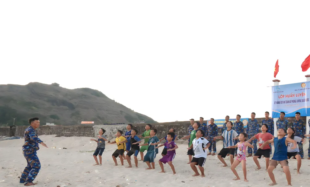 Lớp huấn luyện kỹ năng bơi và chống đuối nước trẻ em đảo Lý Sơn
