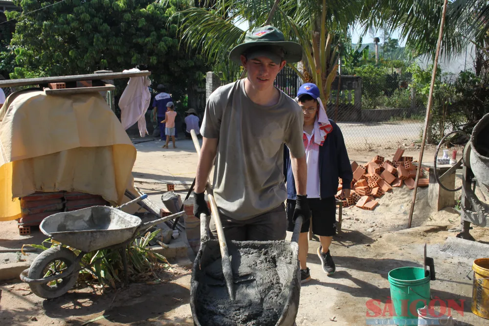 Đẩy xe rất thành thục. Ảnh: NGUYỄN TRANG