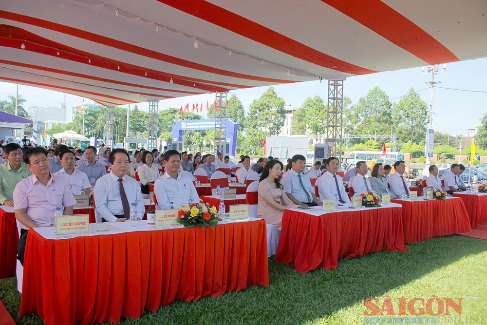 Đại diện các tỉnh, thành phố, doanh nghiệp tham gia triển lãm. Ảnh: NGUYỄN TRANG