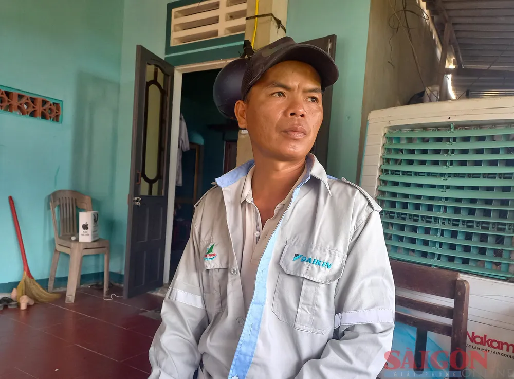 Anh Tuấn cho biết, việc được cấp sổ đỏ sẽ giúp gia đình anh an tâm sinh sống, vay vốn phát triển kinh tế. Ảnh: NGUYỄN TRANG