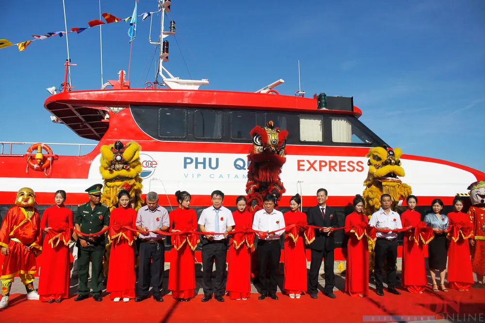 Khai trương tàu Phú Quốc Express tuyến Sa Kỳ - Lý Sơn. Ảnh: NGUYỄN TRANG