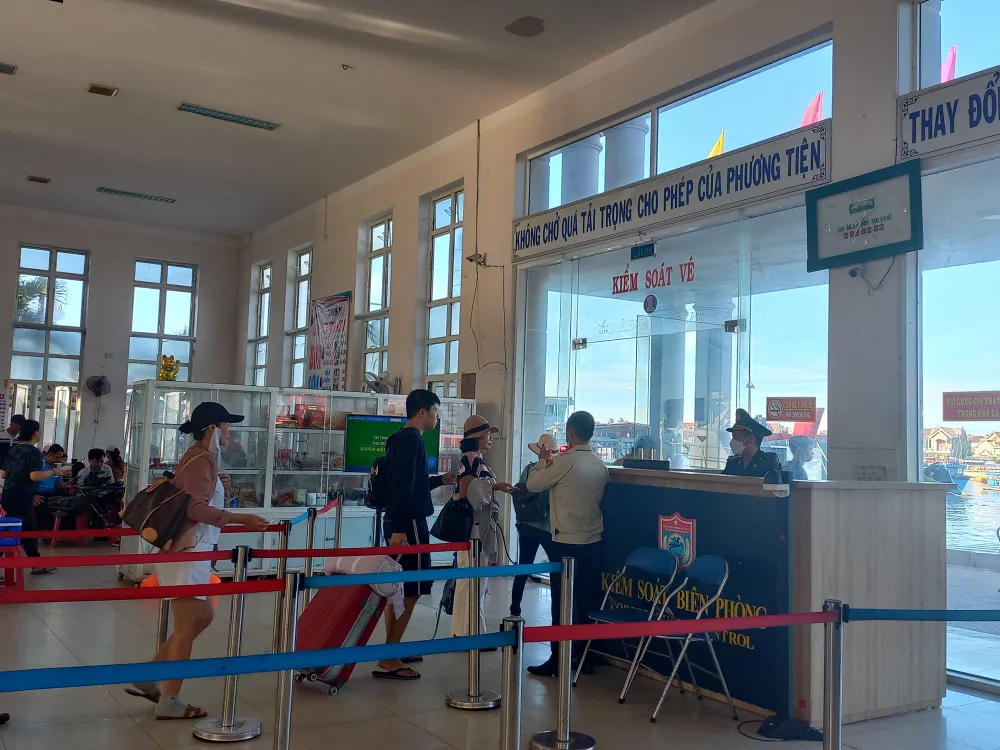 Hành khách làm thủ tục trước khi xuống cảng. Ảnh: NGUYỄN TRANG Hành khách làm thủ tục trước khi xuống cảng. Ảnh: NGUYỄN TRANG