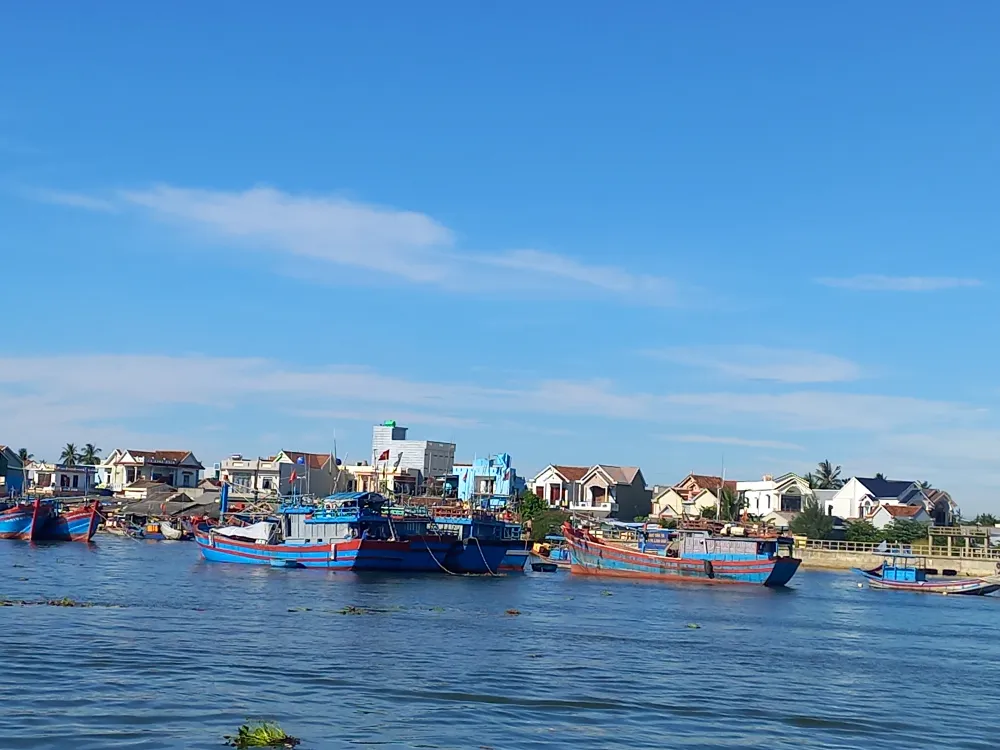 Tàu cao tốc gặp khó khăn khi ra vào cảng do tàu cá neo đậu trên luồng lạch. Ảnh: NGUYỄN TRANG Tàu cao tốc gặp khó khăn khi ra vào cảng do tàu cá neo đậu trên luồng lạch. Ảnh: NGUYỄN TRANG