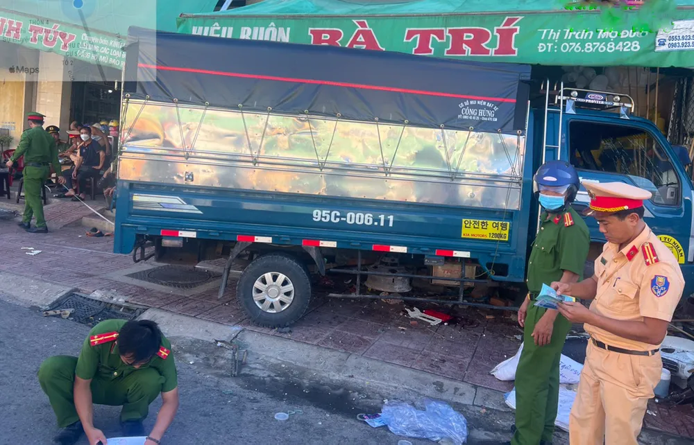 Hiện trường vụ tai nạn giao thông khiến 2 người tử vong và 1 người bị thương