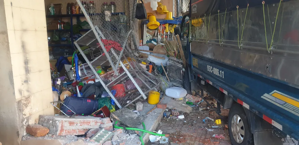 Xe tải tông thẳng vào nhà dân