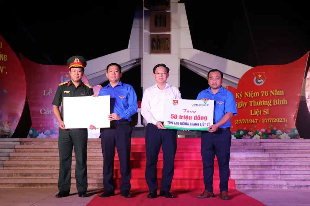 Trao tặng công trình thanh niên Trao tặng công trình thanh niên