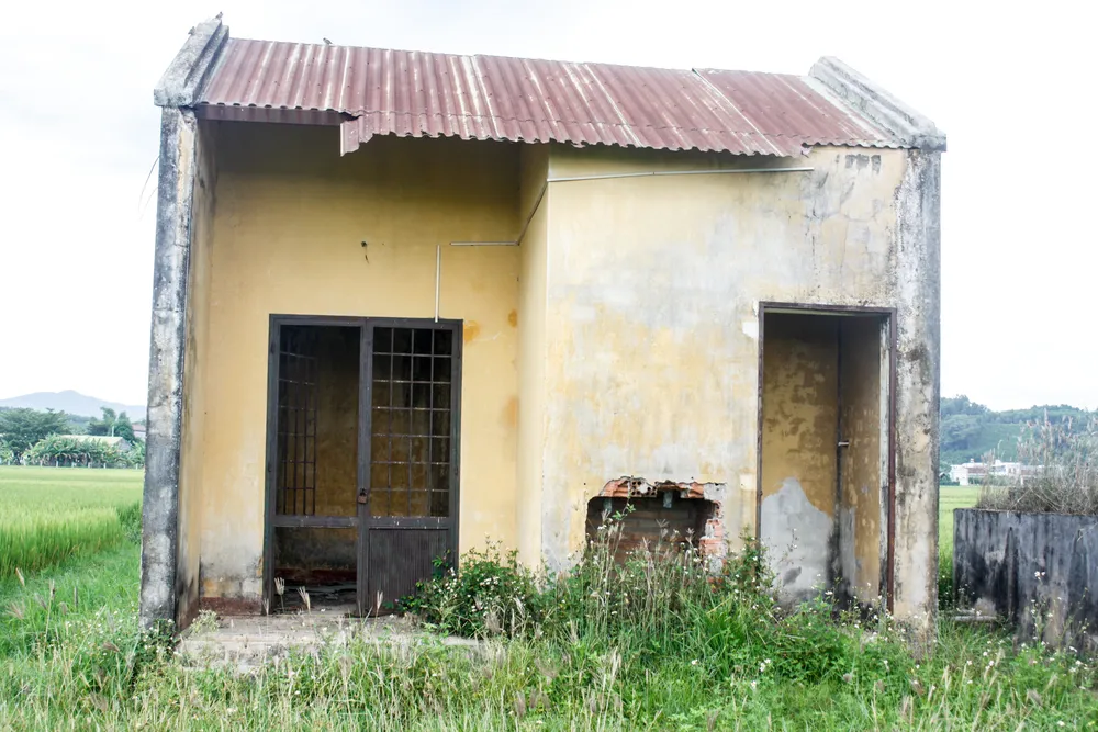 Nhà làm việc của công trình như nhà hoang. Ảnh: NGUYỄN TRANG