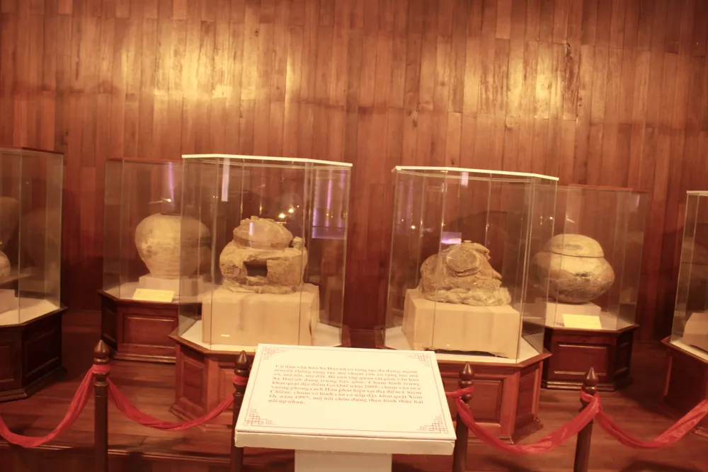 Một số ít mộ chum trưng bày tại Khu trưng bày Văn hóa Sa Huỳnh, thị xã Đức Phổ, tỉnh Quảng Ngãi được khai quật từ địa điểm Gò Quê năm 2005 và mộ chum được khai quật Xóm Ốc năm 1997. Ảnh: NGUYỄN TRANG