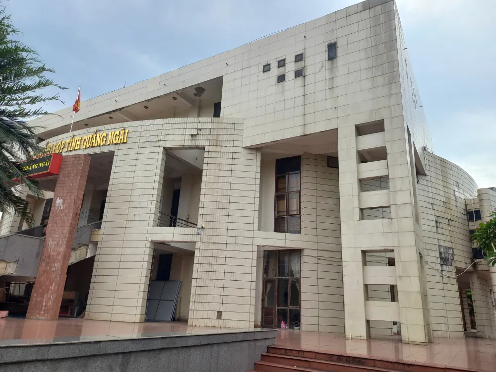 Những bức tường đã cũ, rong rêu bám và nước mưa thấm. Ảnh: NGUYỄN TRANG Những bức tường đã cũ, rong rêu bám và nước mưa thấm. Ảnh: NGUYỄN TRANG