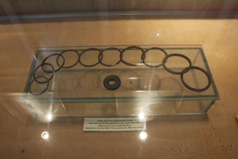 Những vòng đeo tay của người Chăm. Ảnh: NGUYỄN TRANG Những vòng đeo tay của người Chăm. Ảnh: NGUYỄN TRANG