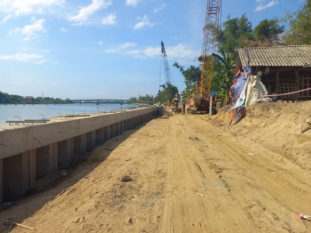 Công trường thi công kè chống sạt lở bờ sông Trà Bồng. Ảnh: NGUYỄN TRANG